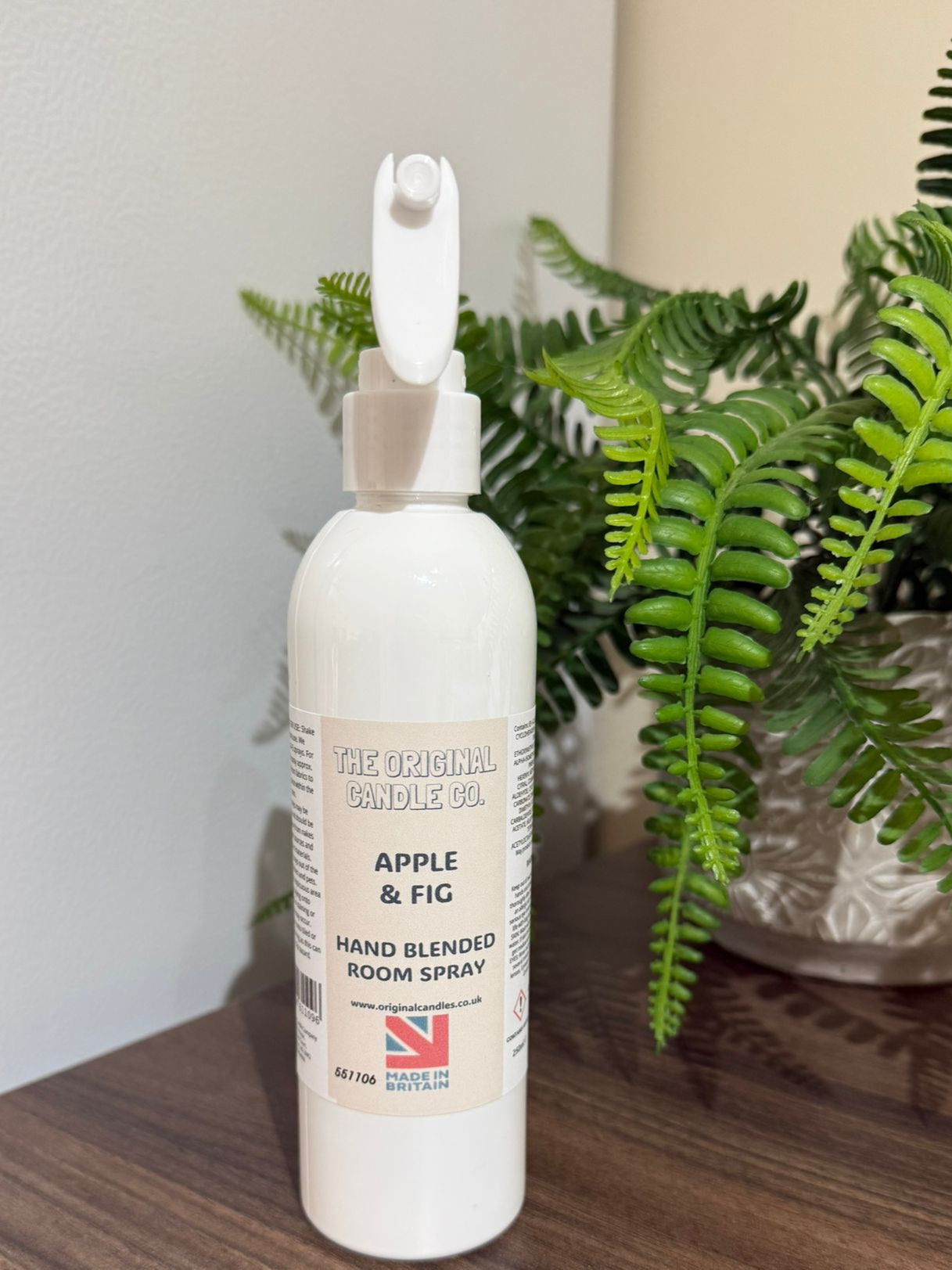 Expertly crafted by The Original Candle Company, this Apple & Fig hand-blended room mist spray delivers a rich, fruity aroma, designed to refresh any space with warm and indulgent fragrance notes.
