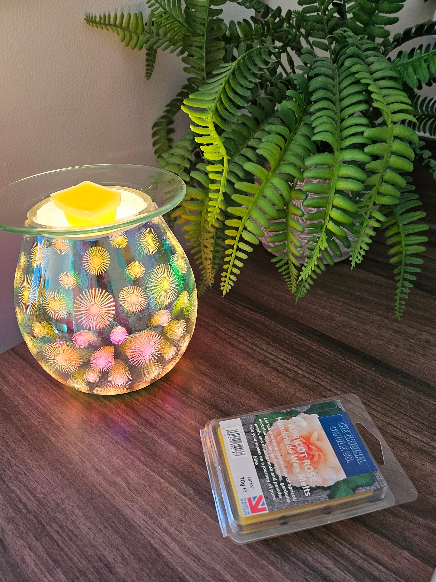 Expertly crafted by The Original Candle Company, these Apricot Rose hand-blended wax melts deliver a delicate yet vibrant aroma, designed to fill any space with fruity and floral fragrance notes.