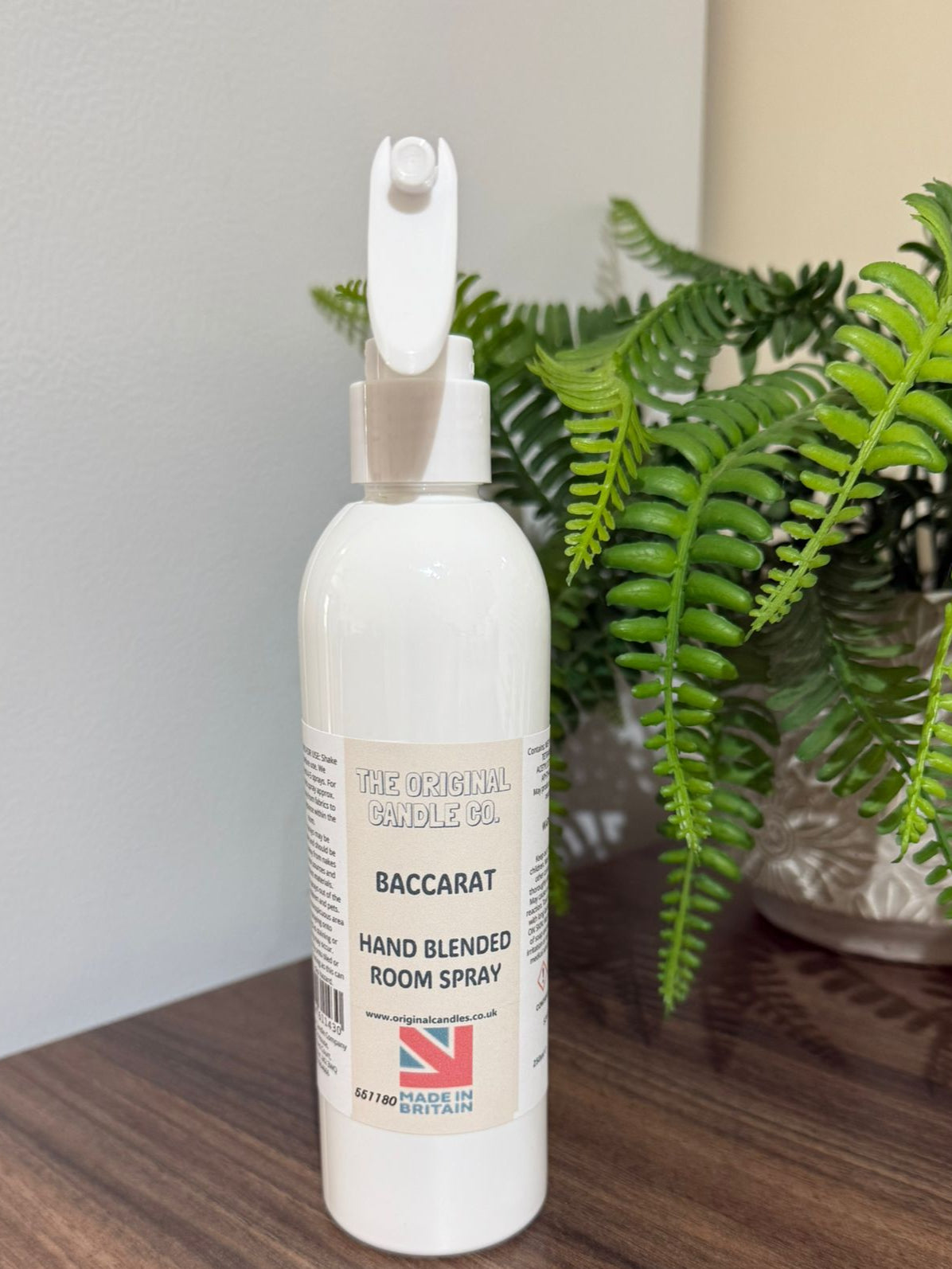 Expertly crafted by The Original Candle Company, this Baccarat hand-blended room mist spray delivers an opulent and captivating aroma, designed to refresh any space with refined and indulgent fragrance notes.