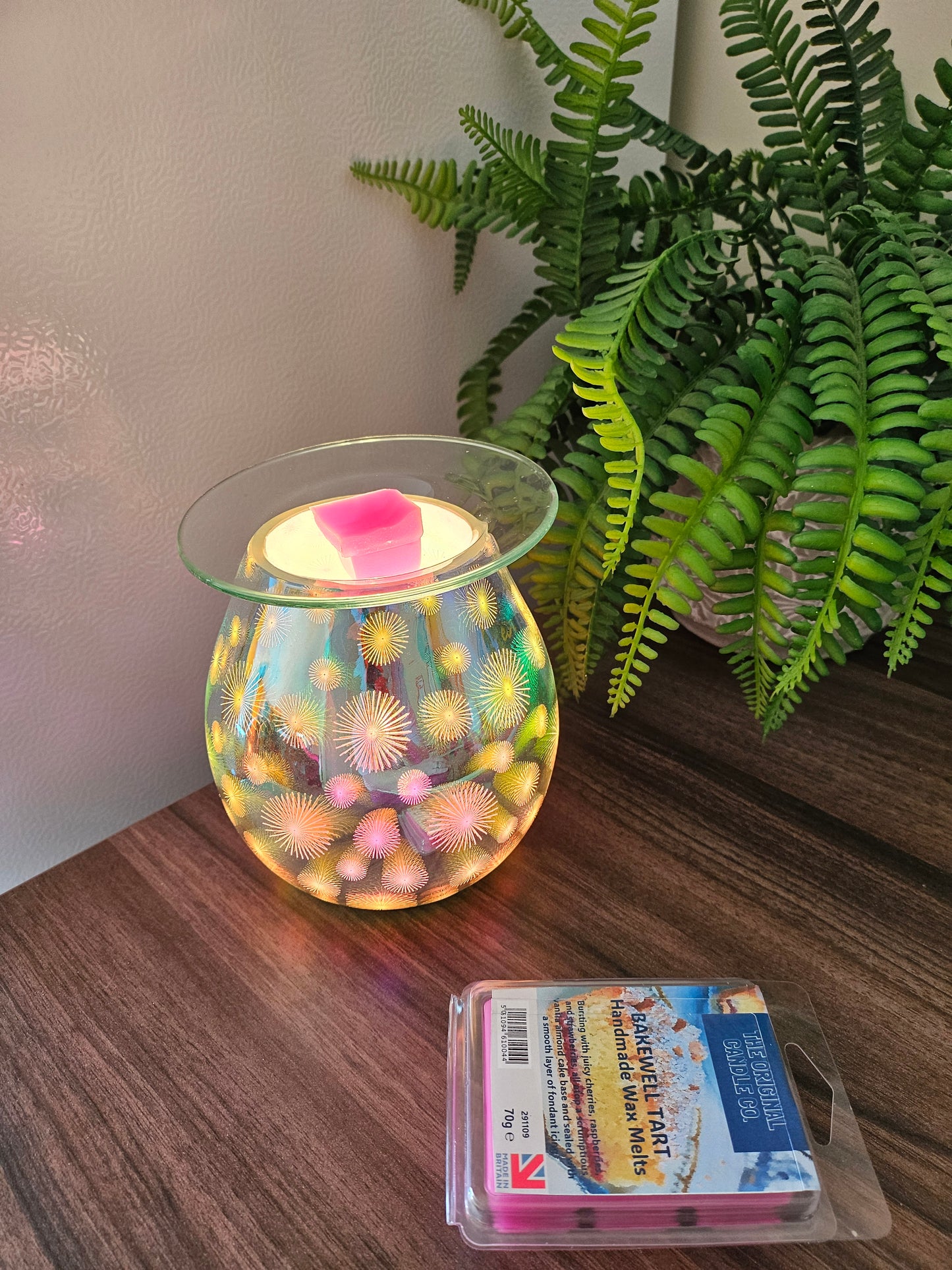 Expertly crafted by The Original Candle Company, these Bakewell Tart hand-blended wax melts deliver a rich, comforting aroma inspired by the classic dessert, filling any space with sweet almond and fruity notes.