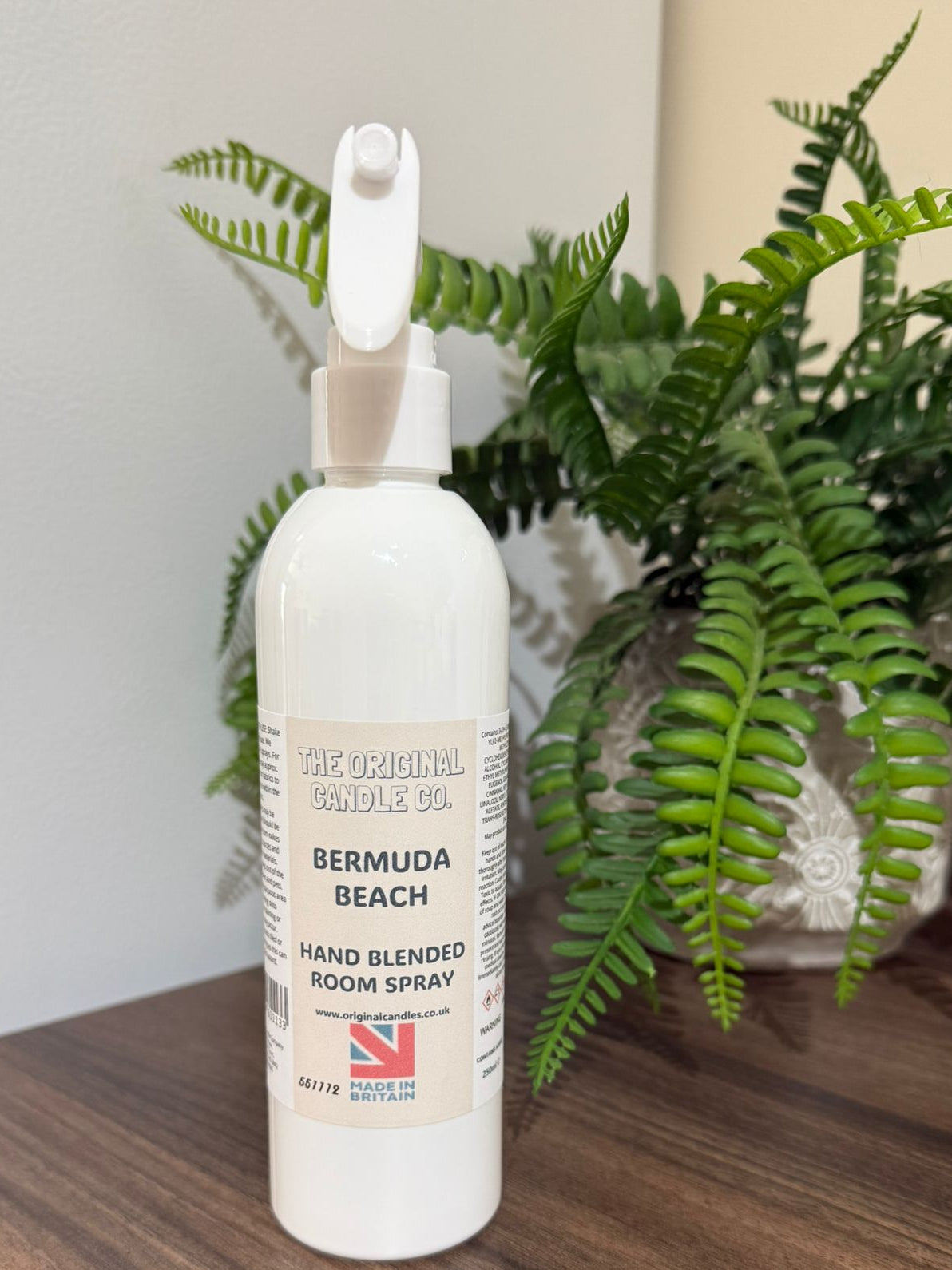 Expertly crafted by The Original Candle Company, this Bermuda Beach hand-blended room mist spray delivers a fresh, tropical aroma, designed to refresh any space with breezy, ocean-inspired fragrance notes.