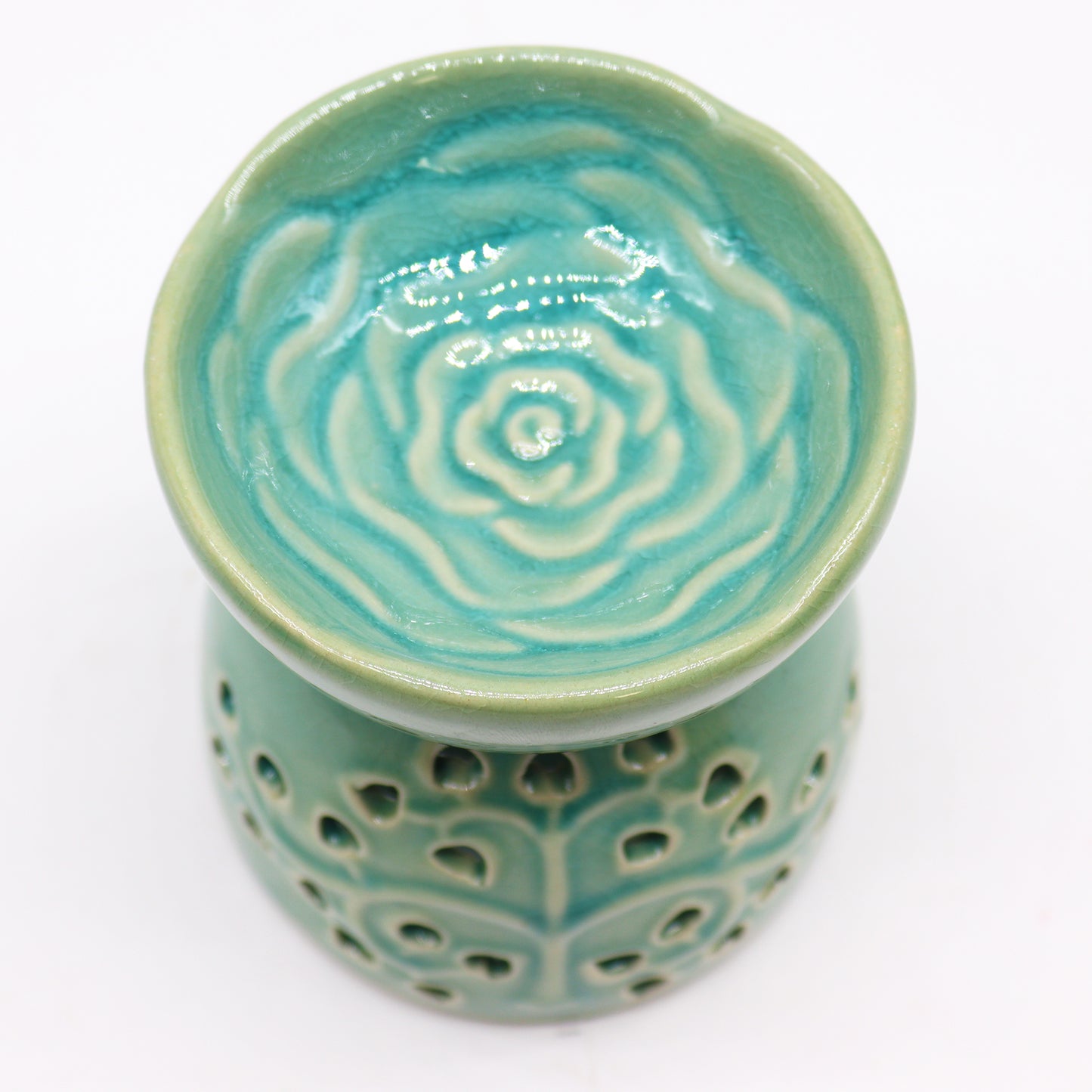 Carefully sourced by The Original Candle Company and featuring a classic tree of life design with a highly decorative glaze in blue, this oil burner and wax warmer will make an attractive decoration in any room. This image shows the burner well with its intricate floral design.