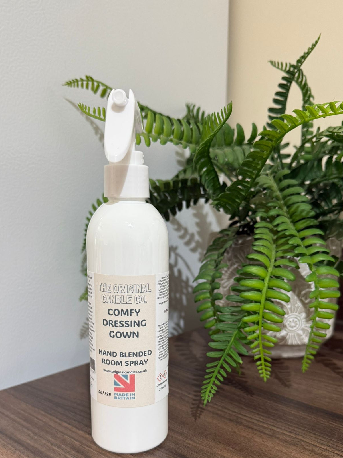 Expertly crafted by The Original Candle Company, this Comfy Dressing Gown hand-blended room mist spray delivers a soft, cosy aroma, designed to refresh any space with warm, comforting fragrance notes.