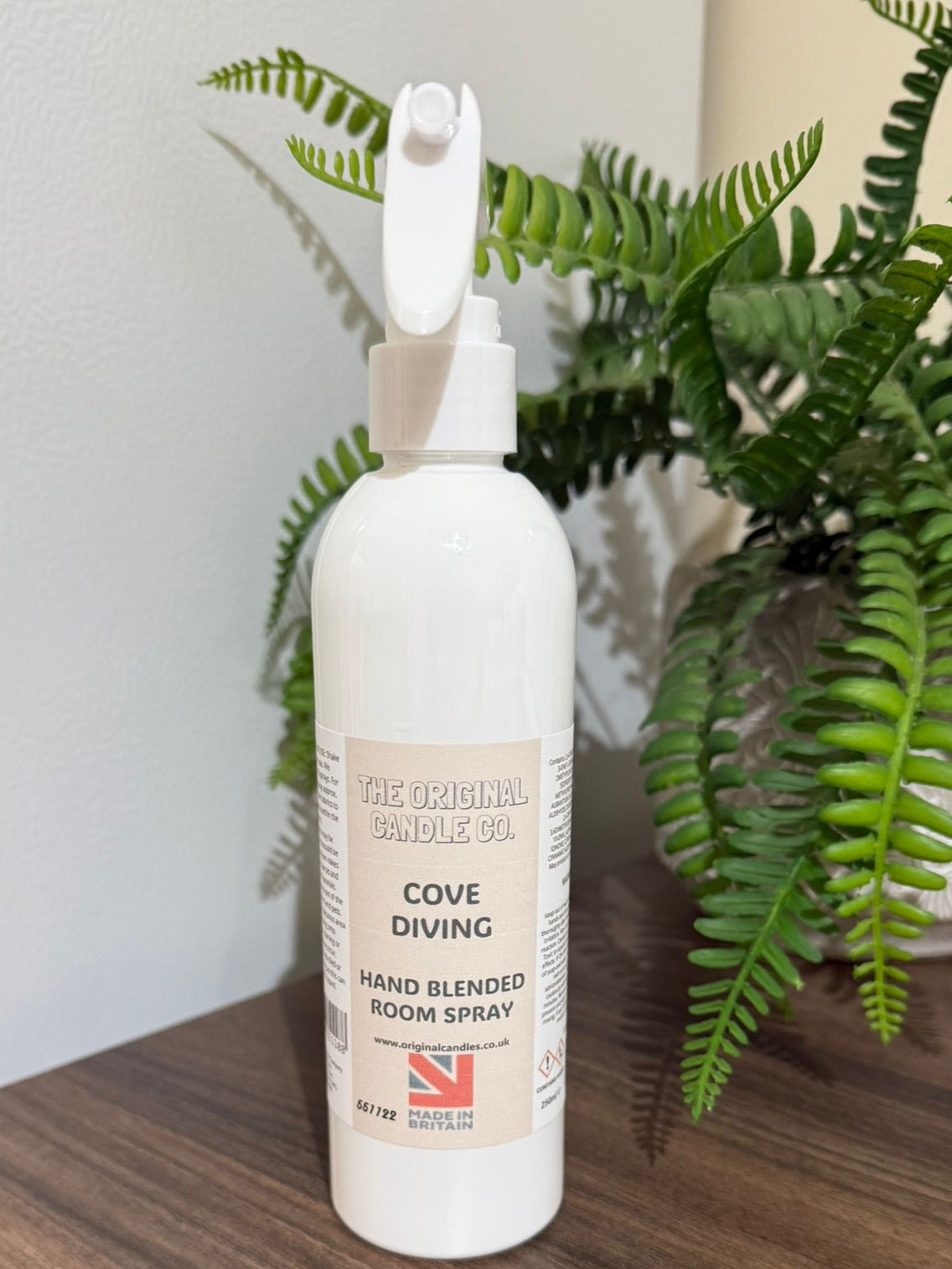 Expertly crafted by The Original Candle Company, this Cove Diving hand-blended room mist spray delivers a refreshing, aquatic aroma, designed to invigorate any space with crisp, oceanic fragrance notes.