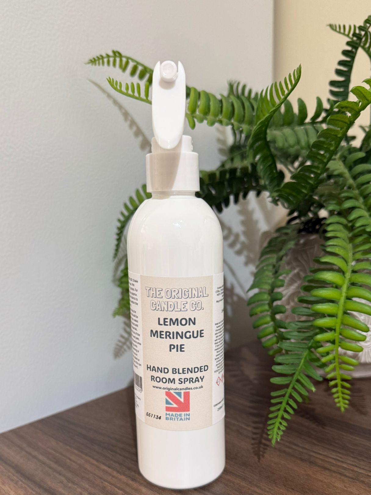 Expertly crafted by The Original Candle Company, this Lemon Meringue Pie hand-blended room mist spray delivers a zesty, indulgent aroma, designed to refresh any space with bright, citrus fragrance notes and a creamy, sweet finish