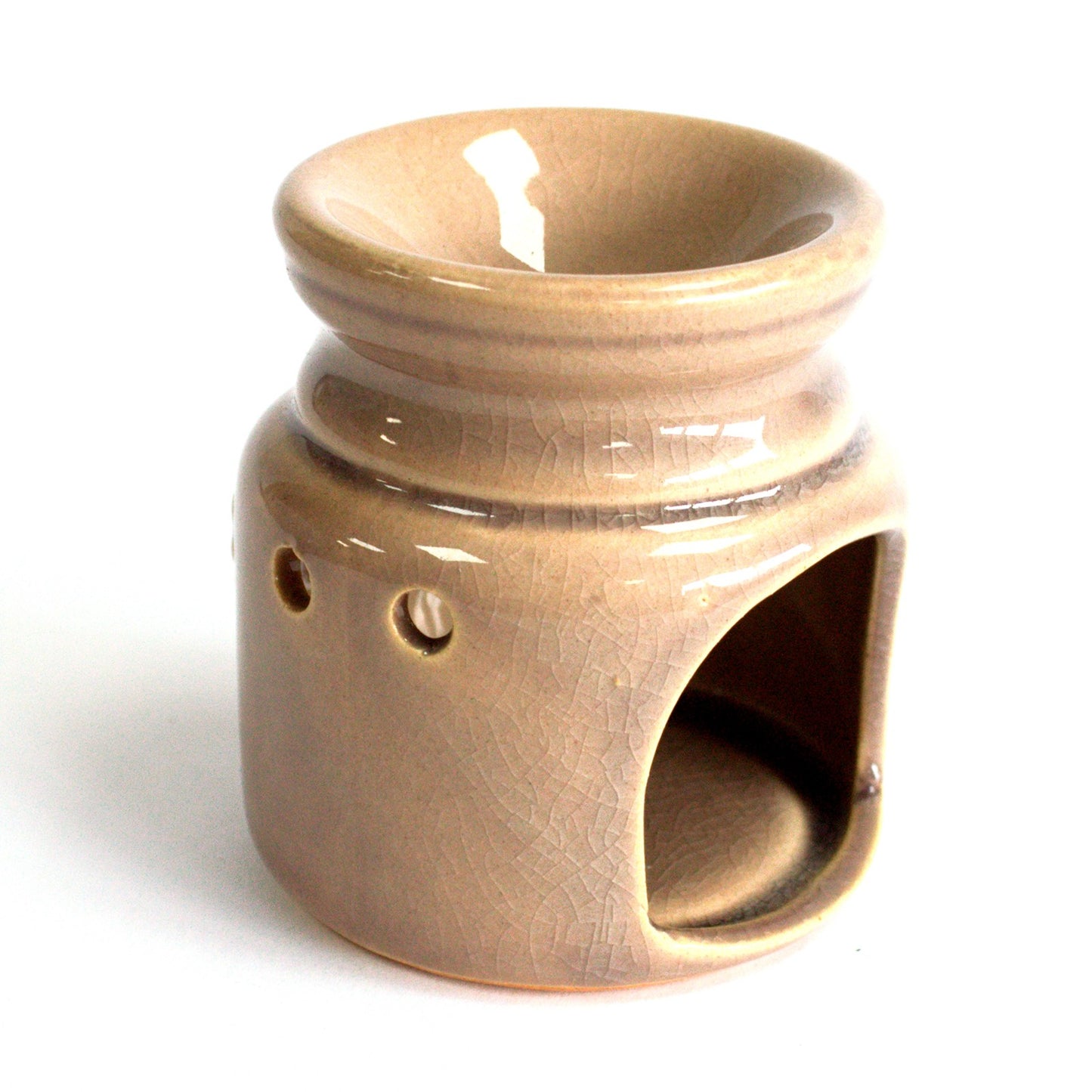 Designed for ease of use, this oil burner features a convenient tealight cut-out, allowing soft candlelight to glow gently through its elegant frame. The open design ensures effortless placement and removal of tealights while maintaining the burner’s cosy and inviting charm.