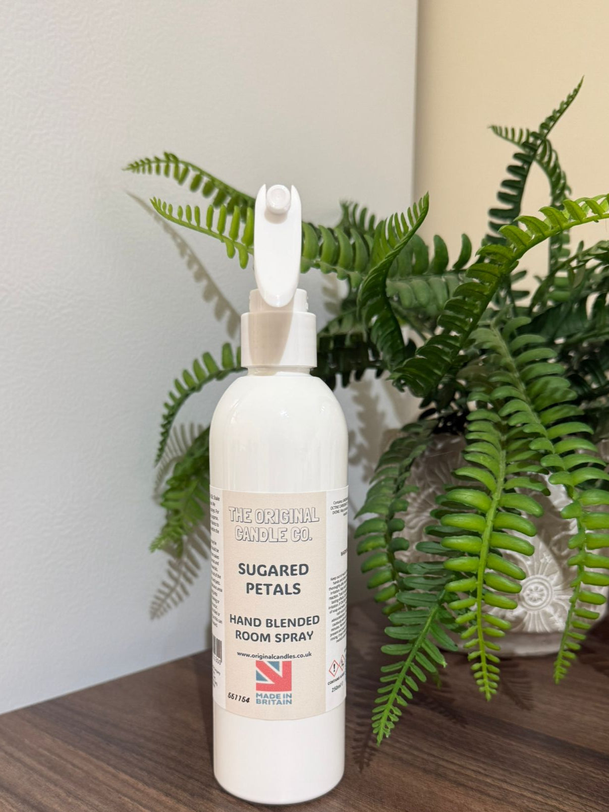 Expertly crafted by The Original Candle Company, this Sugared Petals hand-blended room mist spray delivers a delicate, floral aroma, designed to refresh any space with soft, sugared fragrance notes.