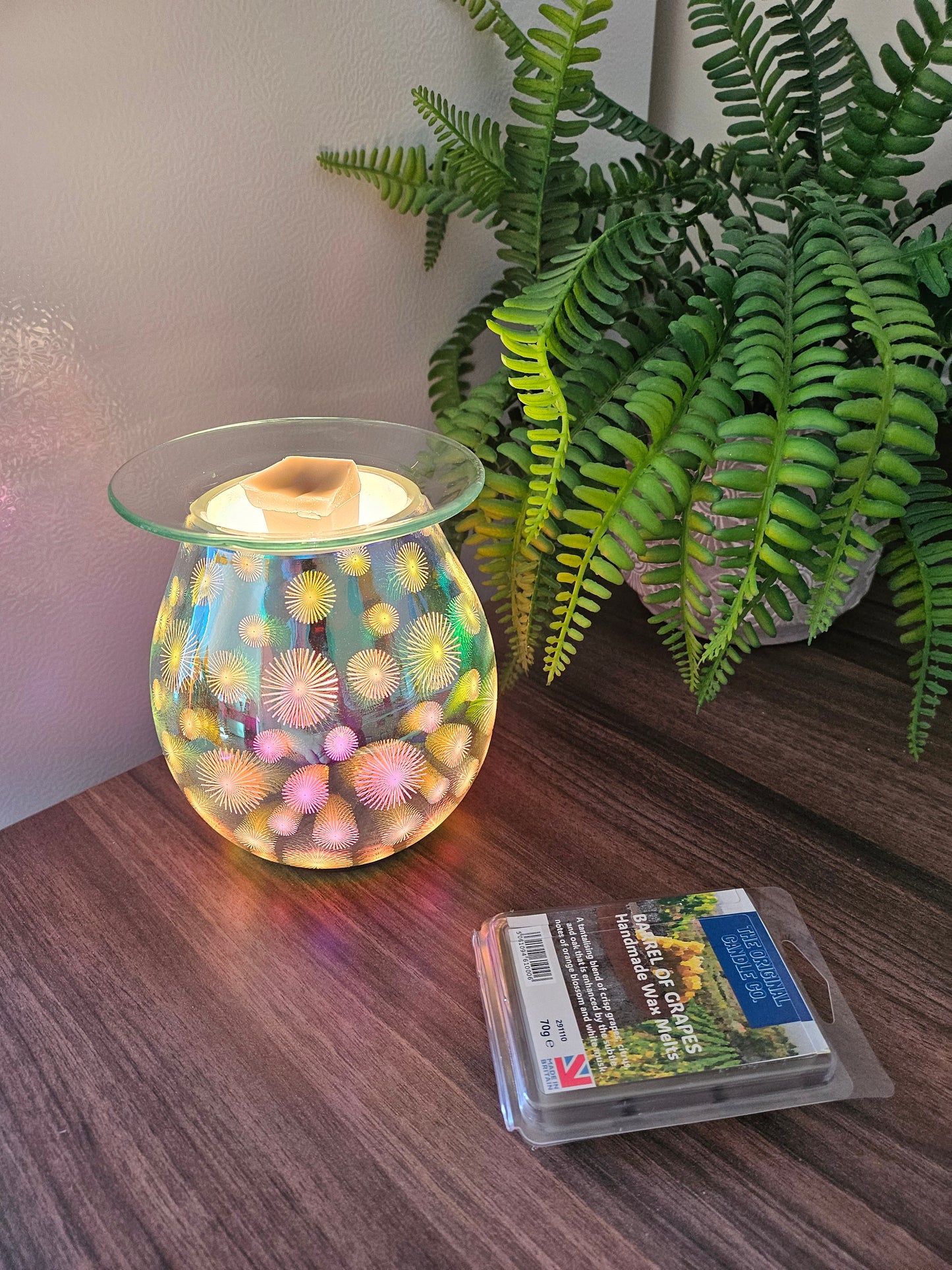 BARREL OF GRAPES Wax Melts from The Original Candle Co., featuring a rich, fruity aroma with notes of crisp grapes, warm oak, and a subtle vintage essence. A handcrafted wax melt designed to evoke a luxurious and comforting fragrance.