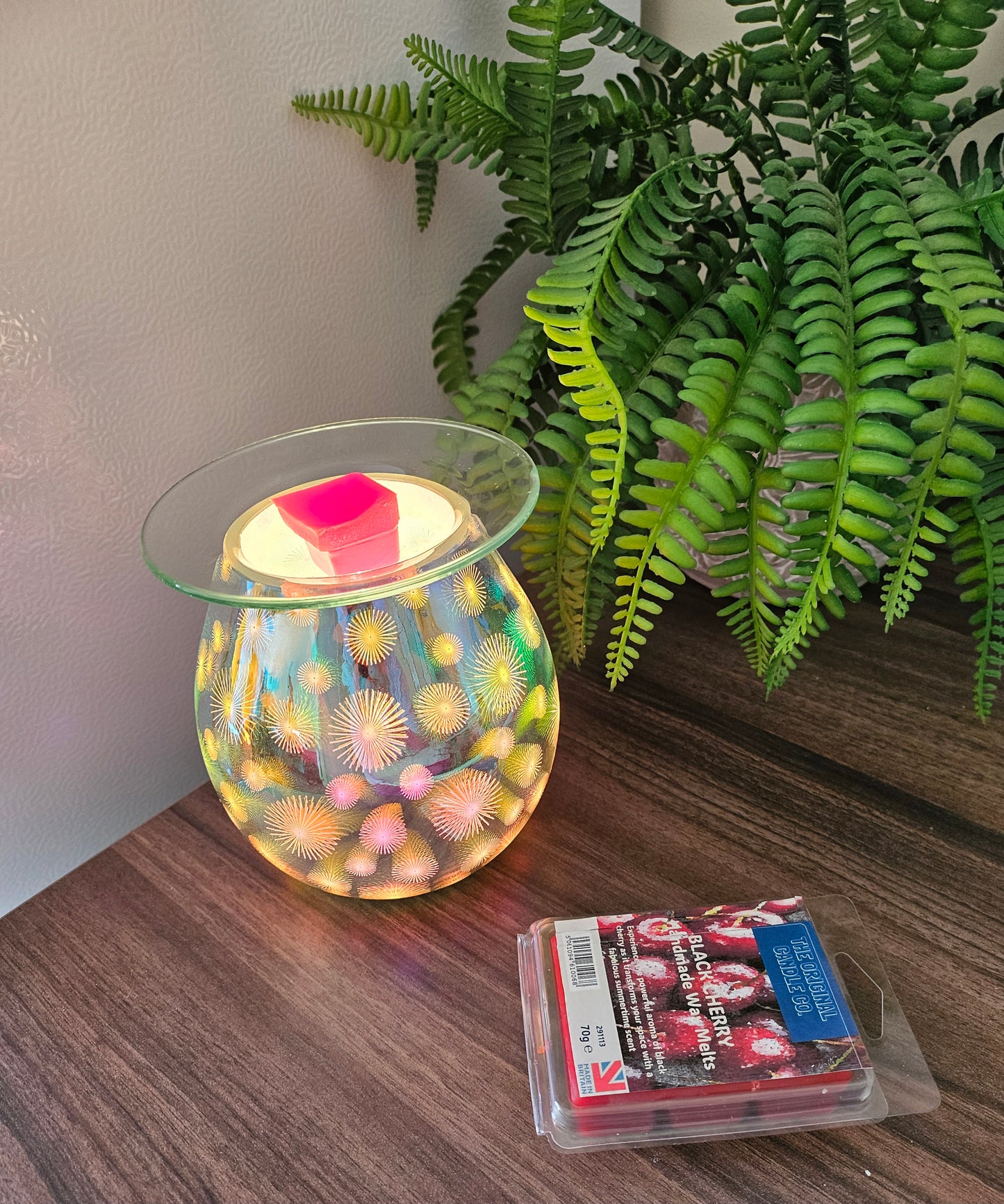 BLACK CHERRY Wax Melts from The Original Candle Co., featuring a deep, rich fruity scent with the sweetness of ripe cherries and subtle warm undertones. A handcrafted wax melt designed to create an indulgent and comforting atmosphere.