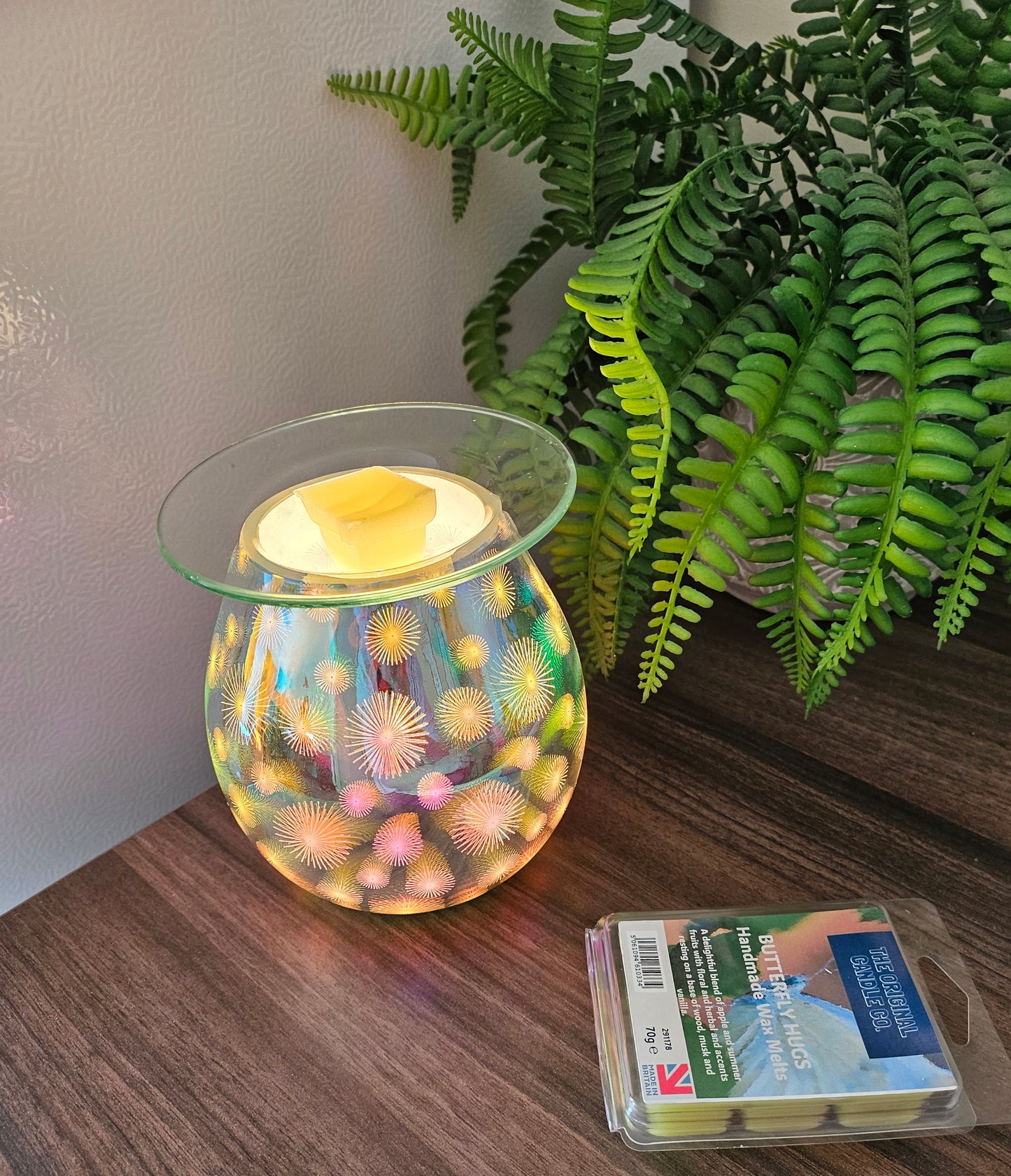 BUTTERFLY HUGS Wax Melts from The Original Candle Co., blending crisp apple and summer fruits with delicate floral and herbal accents, resting on a warm base of musk, wood, and vanilla. A handcrafted wax melt designed for a soothing and uplifting fragrance experience.