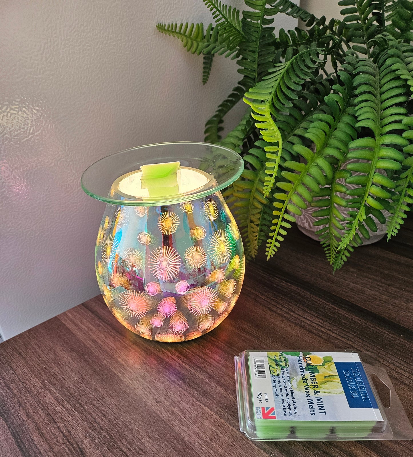 CUCUMBER & MINT Wax Melts from The Original Candle Co., blending the clean freshness of cucumber with cool, uplifting mint for a crisp and rejuvenating fragrance. A handcrafted wax melt designed to refresh your space.