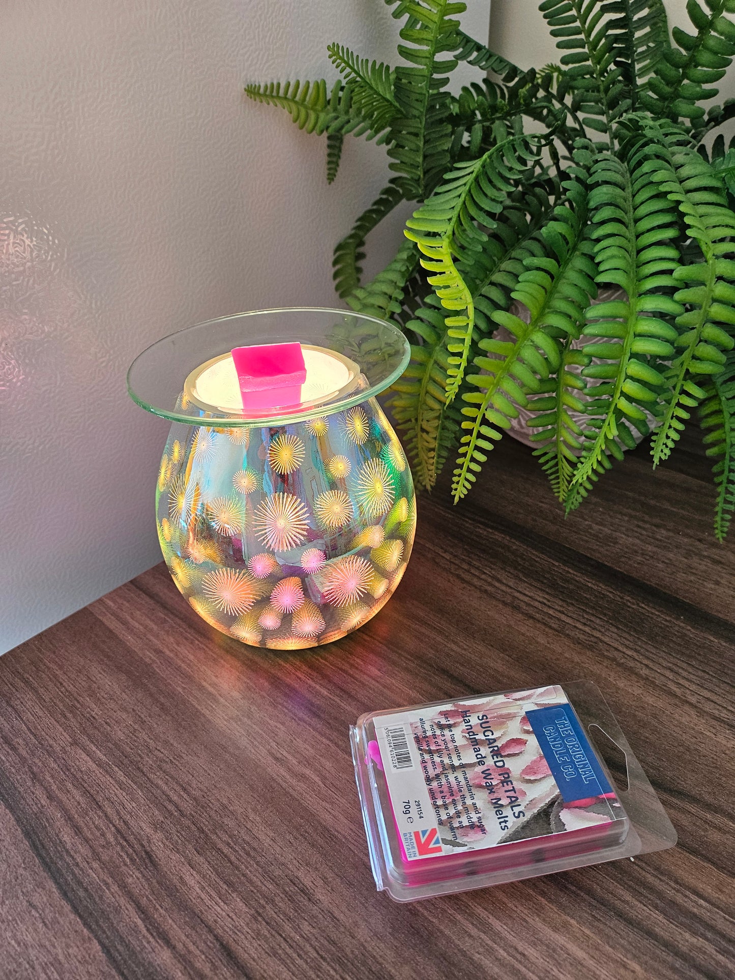 SUGARED PETALS Wax Melts from The Original Candle Co., blending vibrant mandarin, delicate jasmine, and lily with soft vanilla and woody undertones for a sophisticated floral aroma. A handcrafted wax melt designed to bring elegance and sweetness to any space.