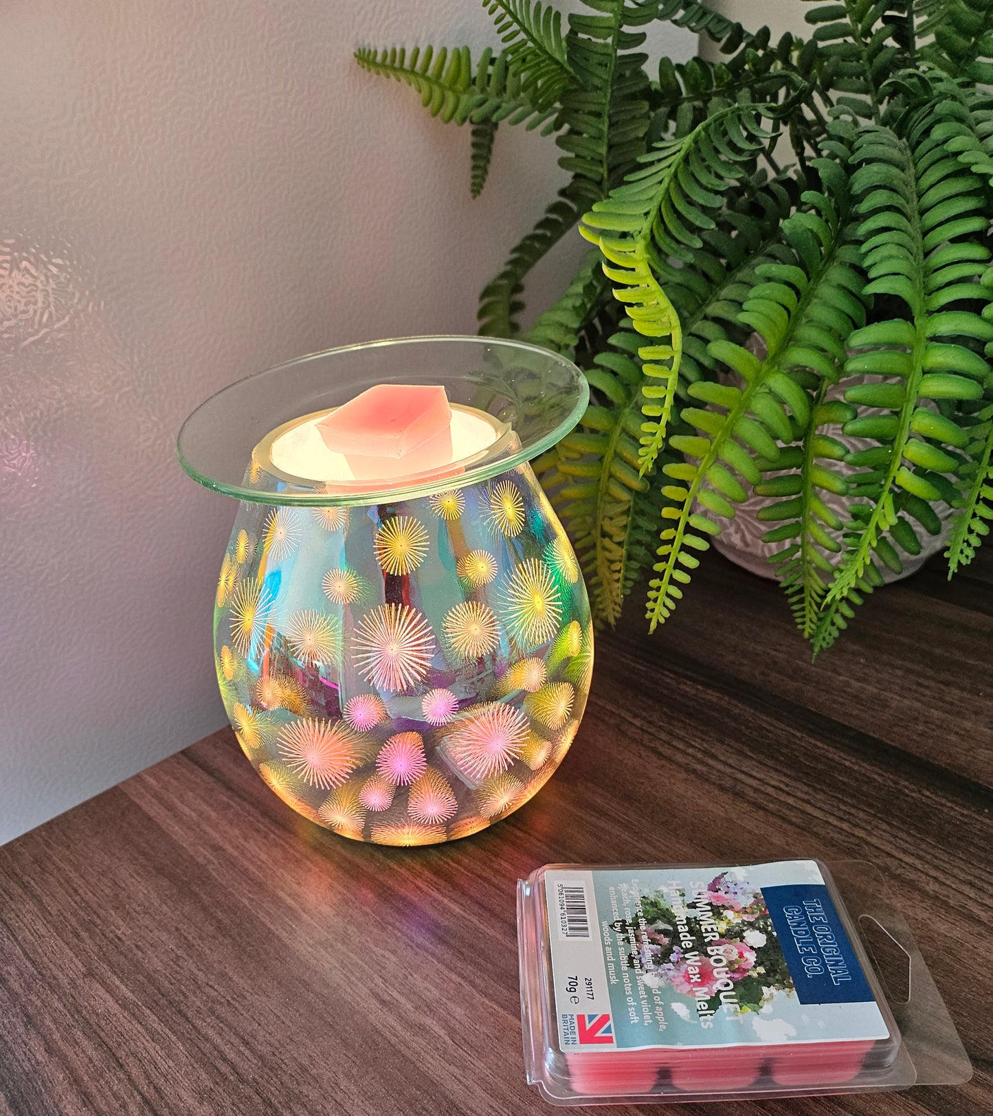 SUMMER BOUQUET Wax Melts from The Original Candle Co., blending refreshing apple and peach with elegant rose, jasmine, and violet, finished with warm musk and soft woods. A handcrafted wax melt designed to bring the essence of a sun-drenched floral oasis into any space.
