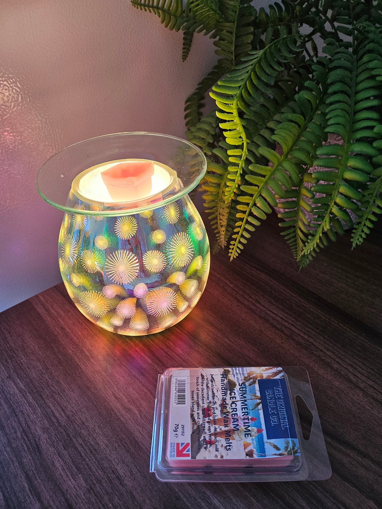 SUMMERTIME ICE CREAM Wax Melts from The Original Candle Co., bursting with ripe strawberries, tangy rhubarb, and juicy summer fruits, balanced by coconut cream, smooth vanilla, and delicate musk. A handcrafted wax melt designed for an indulgent and uplifting fragrance experience.