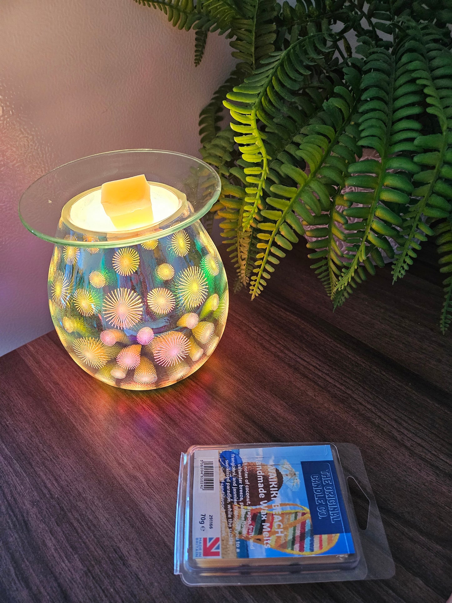 WAIKIKI Wax Melts from The Original Candle Co., blending radiant coconut and dragon fruit with a fresh saltwater breeze, complemented by passion flower, frangipani, jasmine, sandalwood, and sun-bleached woods. A handcrafted wax melt designed to transport your senses to a tropical paradise.