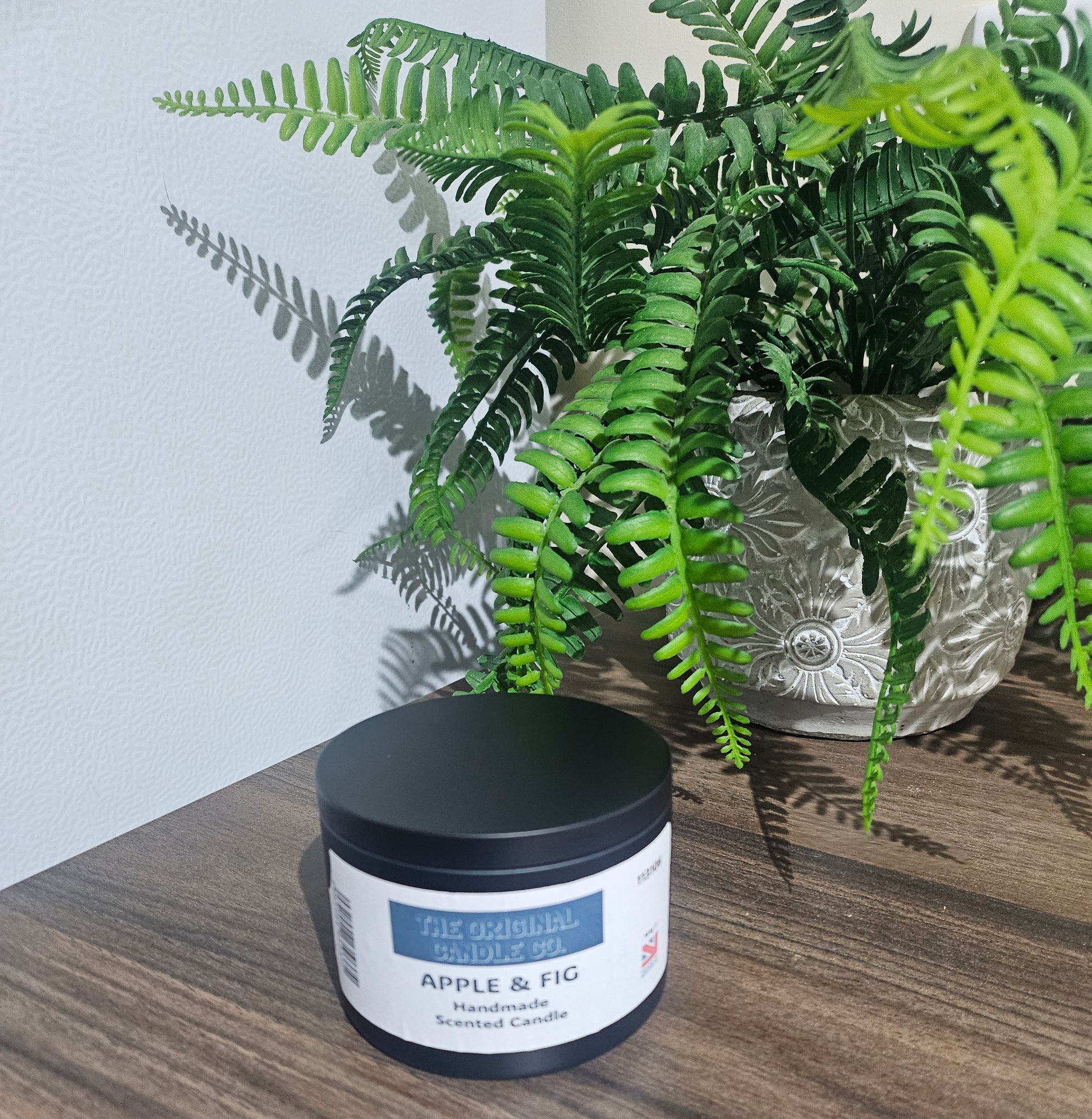 Expertly crafted by The Original Candle Company, this Apple & Fig hand-blended scented tin candle delivers a rich, fruity aroma, designed to create a warm and inviting ambiance with indulgent fragrance notes.
