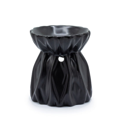 Carefully sourced by The Original Candle Company and featuring a geometric design with a highly decorative glaze in black, this oil burner and wax warmer will make an attractive decoration in any room.
