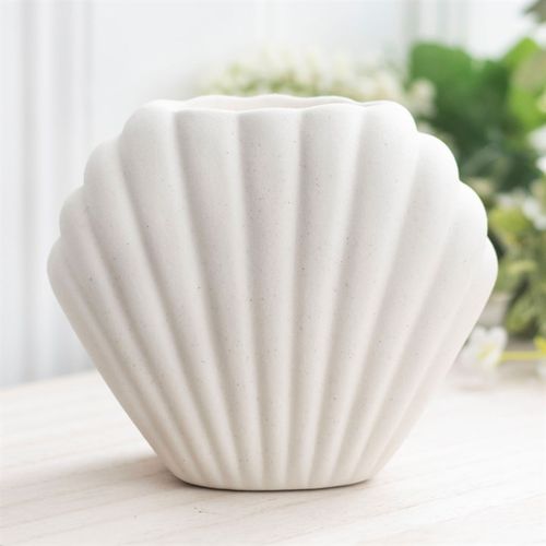 Shaped in a stunning sea shell design this oil burner and wax warmer evokes a sense of sea-side bliss while also giving your desired area the fragrance and aroma you'll love.