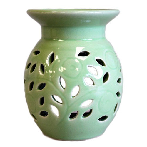 Carefully sourced by The Original Candle Company, this vibrant green floral oil burner showcases a delicate cut-out bloom design, bringing warmth and elegance to any space. Perfect for diffusing essential oils or melting wax, it enhances home ambience with a cheerful, botanical touch.
