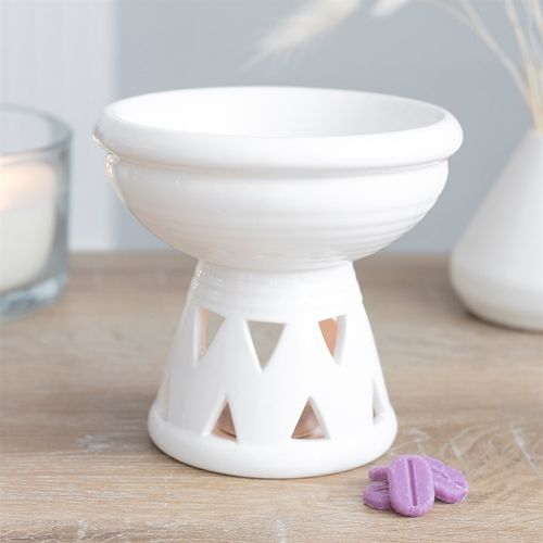 Specially sourced by The Original Candle Company. This large ceramic oil burner and wax warmer features an extra deep bowl and triangle cut outs at the base. Use with oils or wax melts to gently fragrance the home while creating a calming ambience with its understated, off-white hue.