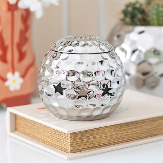 Add a touch of retro to any room with this exquisit silver disco ball oil burner and wax warmer with a removable lid and star cut-outs. Selected by The Original Candle Company for its short but detailed features this disco ball is sure to be a talking point.