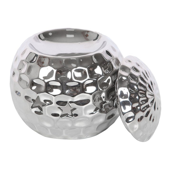 Stunningly designed with a retro feel in silver. This carefully selected oil burner and wax warmer from The Original Candle Company will add a touch of retro and style to any room.