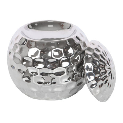 Stunningly designed with a retro feel in silver. This carefully selected oil burner and wax warmer from The Original Candle Company will add a touch of retro and style to any room.