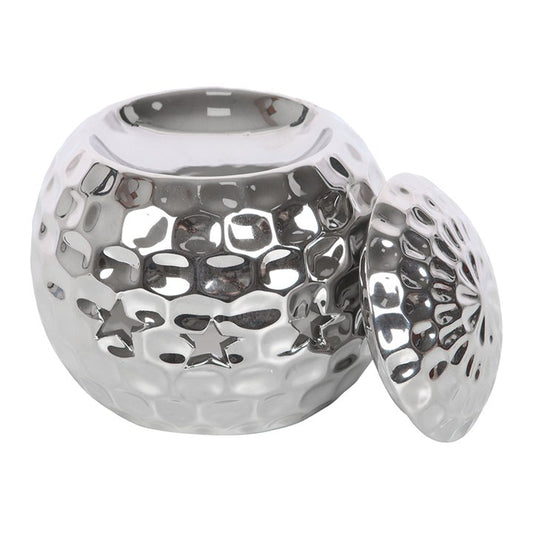 Stunningly designed with a retro feel in silver. This carefully selected oil burner and wax warmer from The Original Candle Company will add a touch of retro and style to any room.