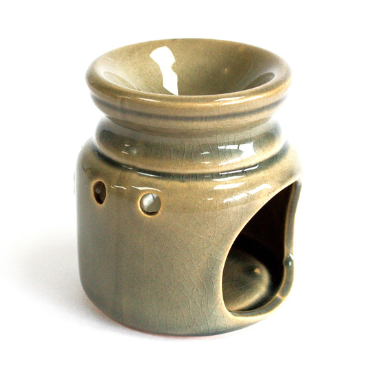 Designed for ease of use, this oil burner features a convenient tealight cut-out, allowing soft candlelight to glow gently through its elegant frame. The open design ensures effortless placement and removal of tealights while maintaining the burner’s cosy and inviting charm.
