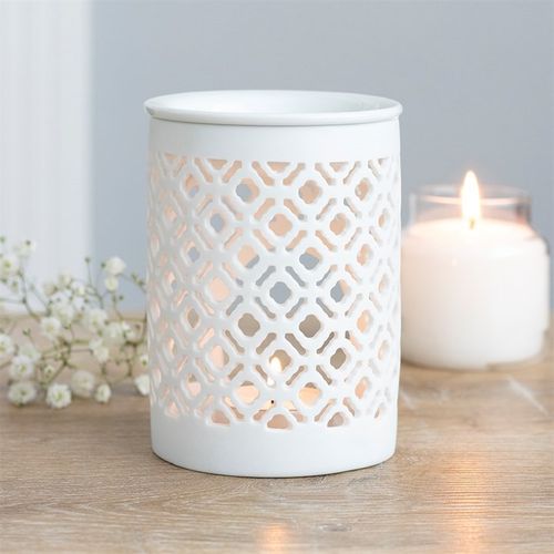 Carefully sourced by The Original Candle Company. This elegant matte lattice oil burner will compliment a wide variety of interior decor schemes. The intricate lattice cut-out design provides beautiful flickering flame detail and pattern when lit in a darker room.