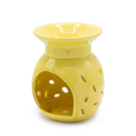 This oil burner features an intricate yellow floral cut-out, allowing soft candlelight to glow beautifully through its delicate design. The open pattern enhances its elegant aesthetic while providing effortless tealight placement and removal, creating a warm and inviting ambience.
