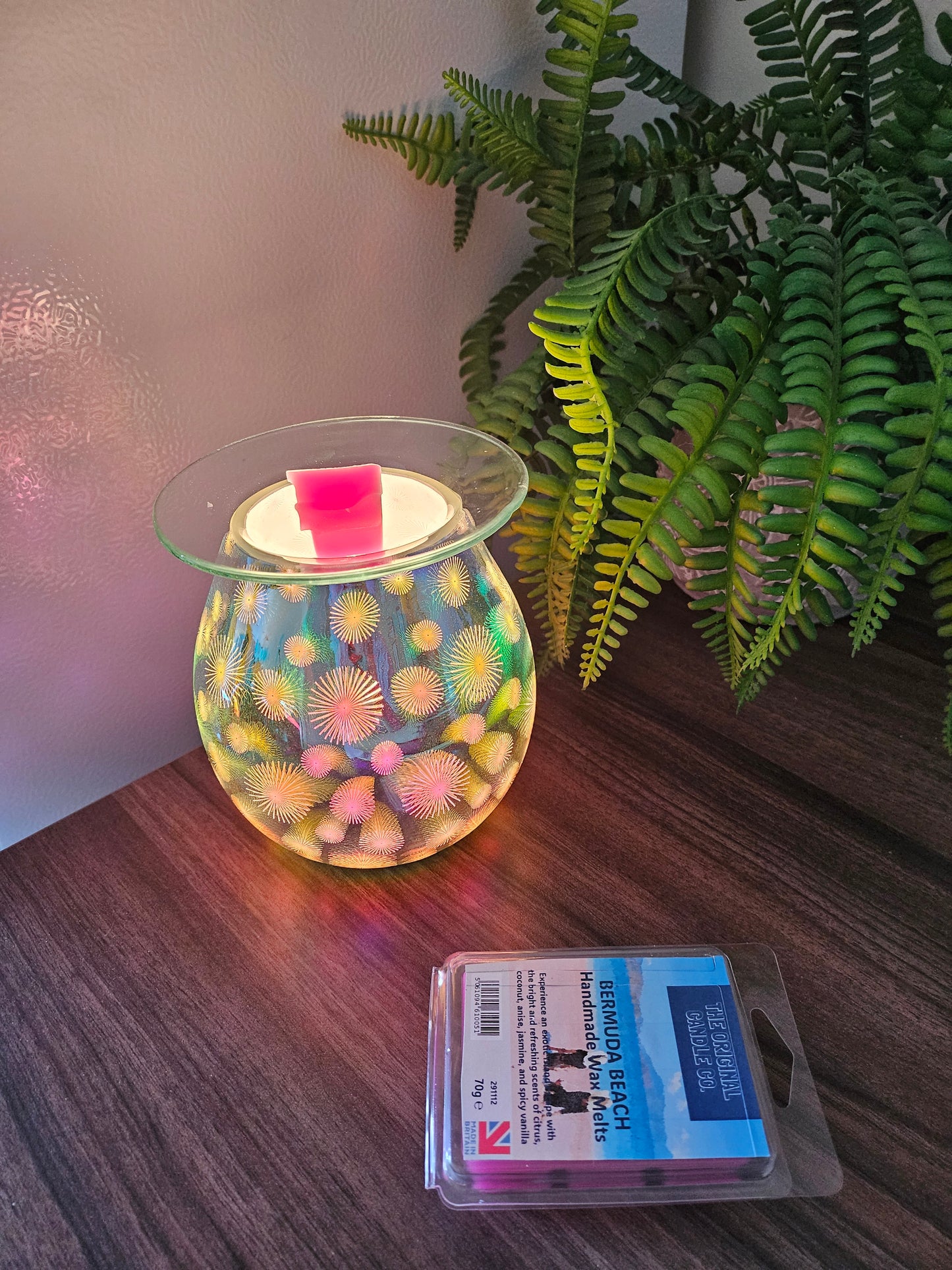 BERMUDA BEACH Wax Melts from The Original Candle Co., offering a bright and refreshing tropical fragrance with citrus, coconut, anise, jasmine, and spicy vanilla. A luxurious handmade wax melt inspired by the exotic warmth of Bermuda.