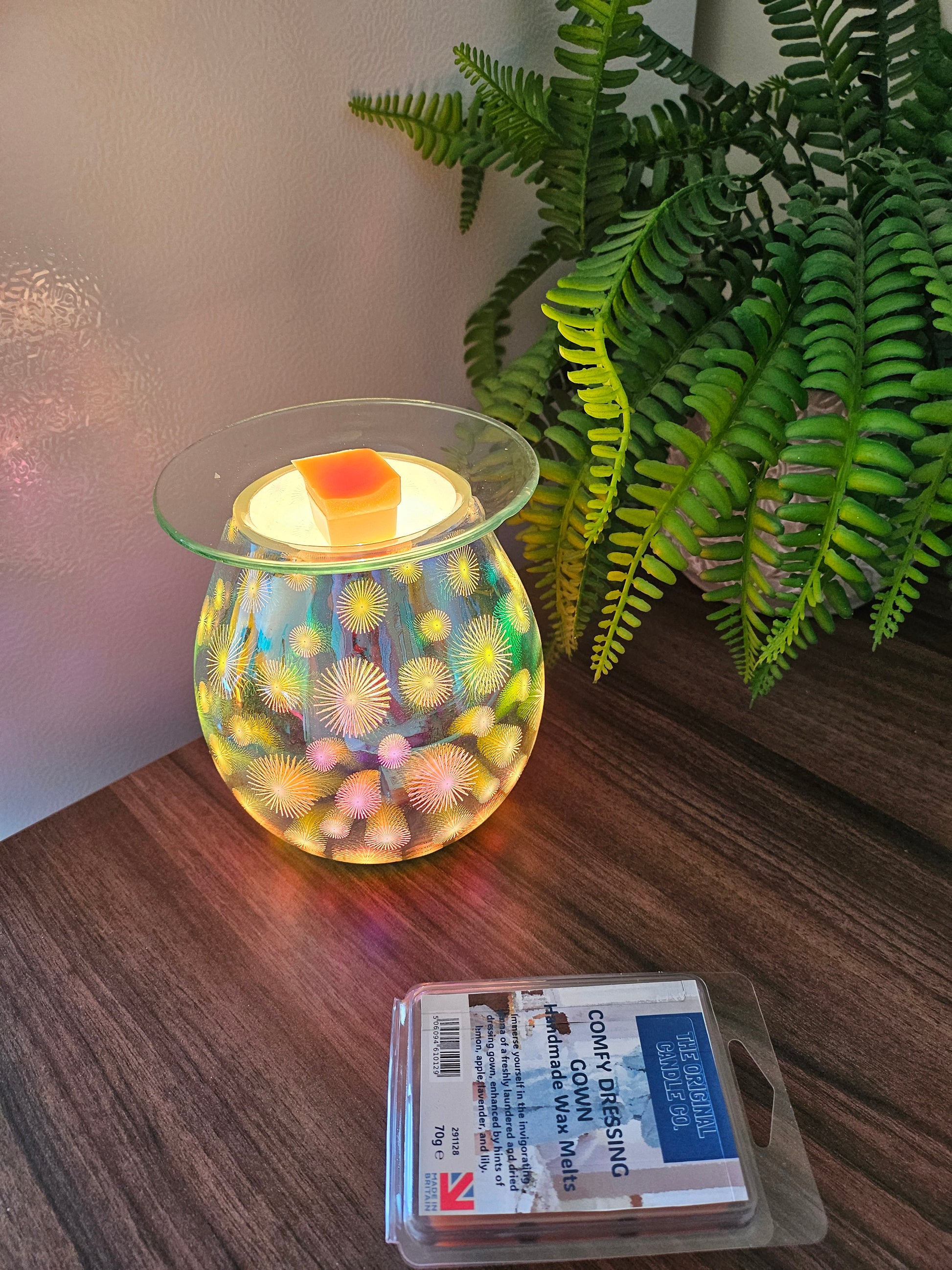COMFY DRESSING GOWN Wax Melts from The Original Candle Co., blending the invigorating scent of freshly laundered fabric with hints of lemon, apple, lavender, and lily. A handcrafted wax melt designed to bring warmth and freshness to your space.