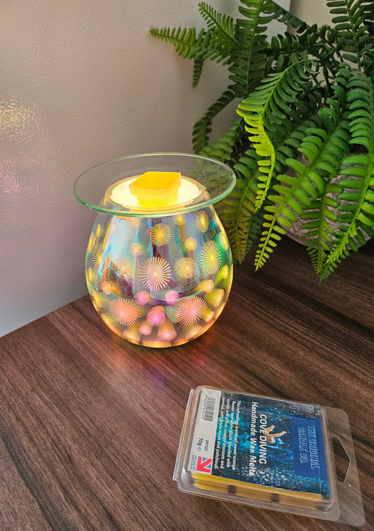 COVE DIVING Wax Melts from The Original Candle Co., blending refreshing sweet orange flower and white musk with ozonic notes, citrus, orange blossom, jasmine, and patchouli. A handcrafted wax melt designed to bring the fresh, invigorating scent of coastal adventure into your space.
