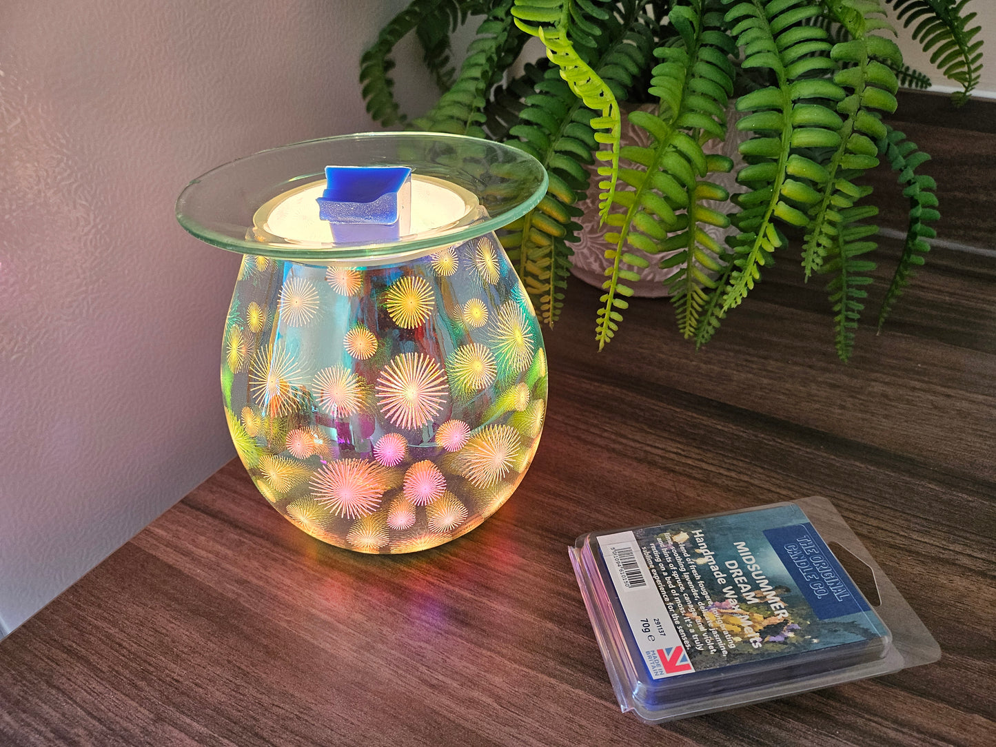 MIDSUMMER DREAM Wax Melts from The Original Candle Co., blending invigorating fougère freshness with zesty lime, soothing lavender, jasmine, spruce, violet, and earthy moss. A handcrafted wax melt designed to bring tranquillity and brightness into any space.