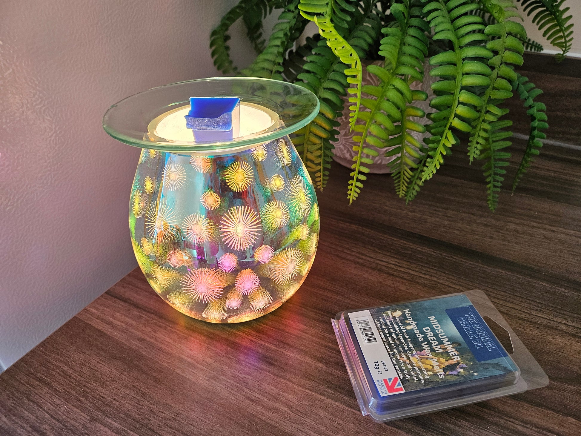 MIDSUMMER DREAM Wax Melts from The Original Candle Co., blending invigorating fougère freshness with zesty lime, soothing lavender, jasmine, spruce, violet, and earthy moss. A handcrafted wax melt designed to bring tranquillity and brightness into any space.
