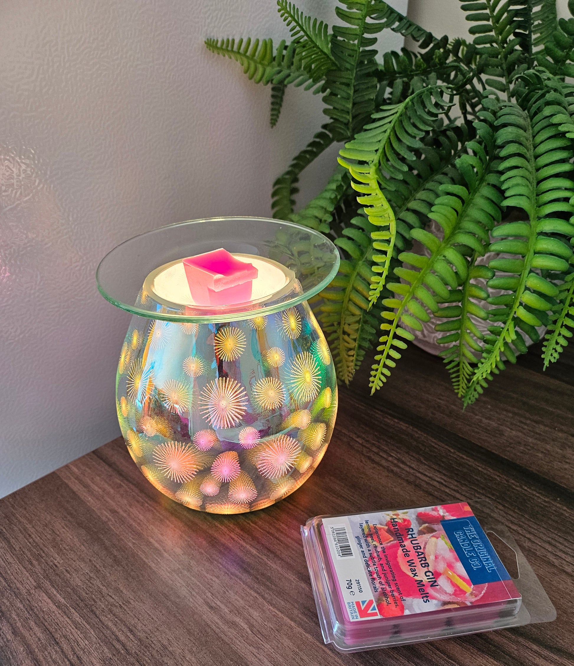 RHUBARB GIN Wax Melts from The Original Candle Co., blending zesty lemon peel, tart rhubarb, and aromatic juniper berries with subtle hints of alcohol, ginger, and delicate florals. A handcrafted wax melt designed to bring sophistication and vibrancy to any space.